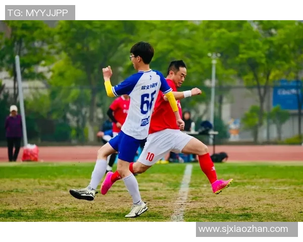 闪电袭击赛场足球比赛中的意外瞬间与运动员的勇敢反应